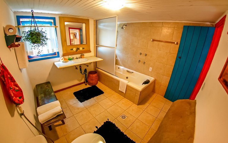 Suite with bathtub